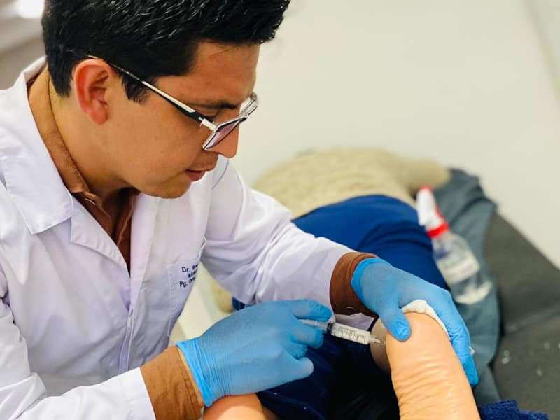 tratamiento con infliltraciones para espolón calcáneo en Riobamba