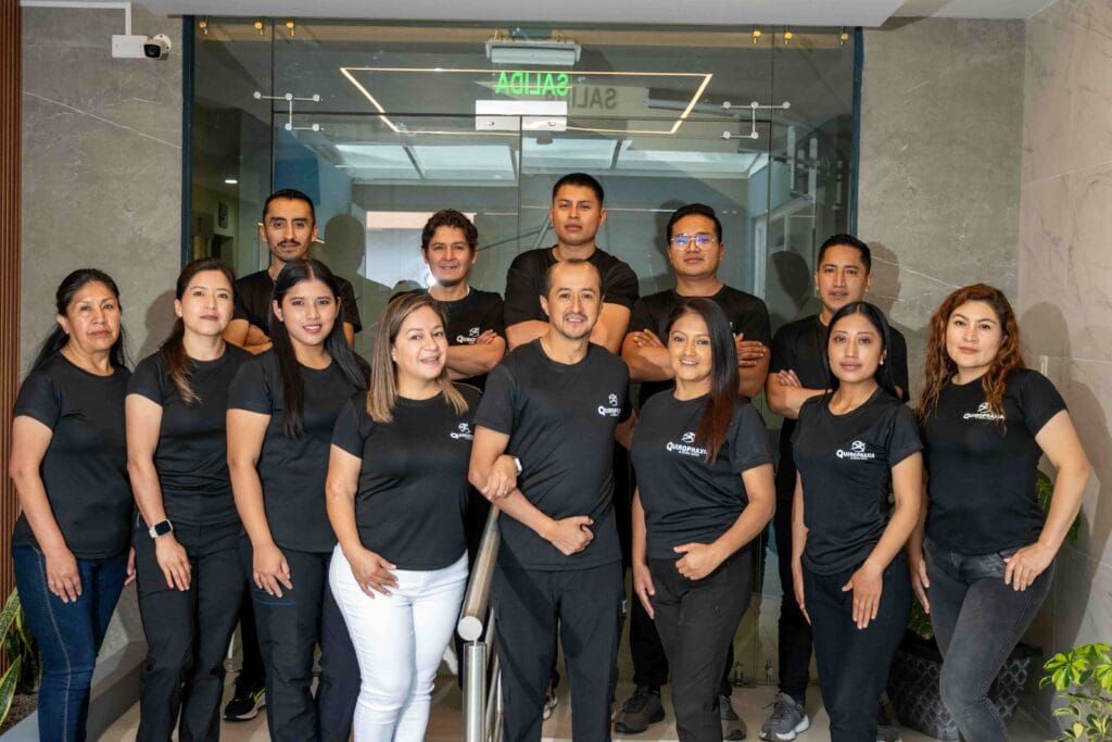 Equipo de especialistas, fisioterapeutas y doctores de CENREFK expertos en el tratamiento del dolor crónico