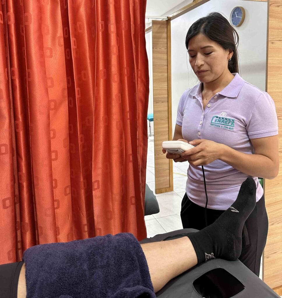 Especialista de CENREFK realizando diagnóstico de dolor crónico con tecnología AO SCAN