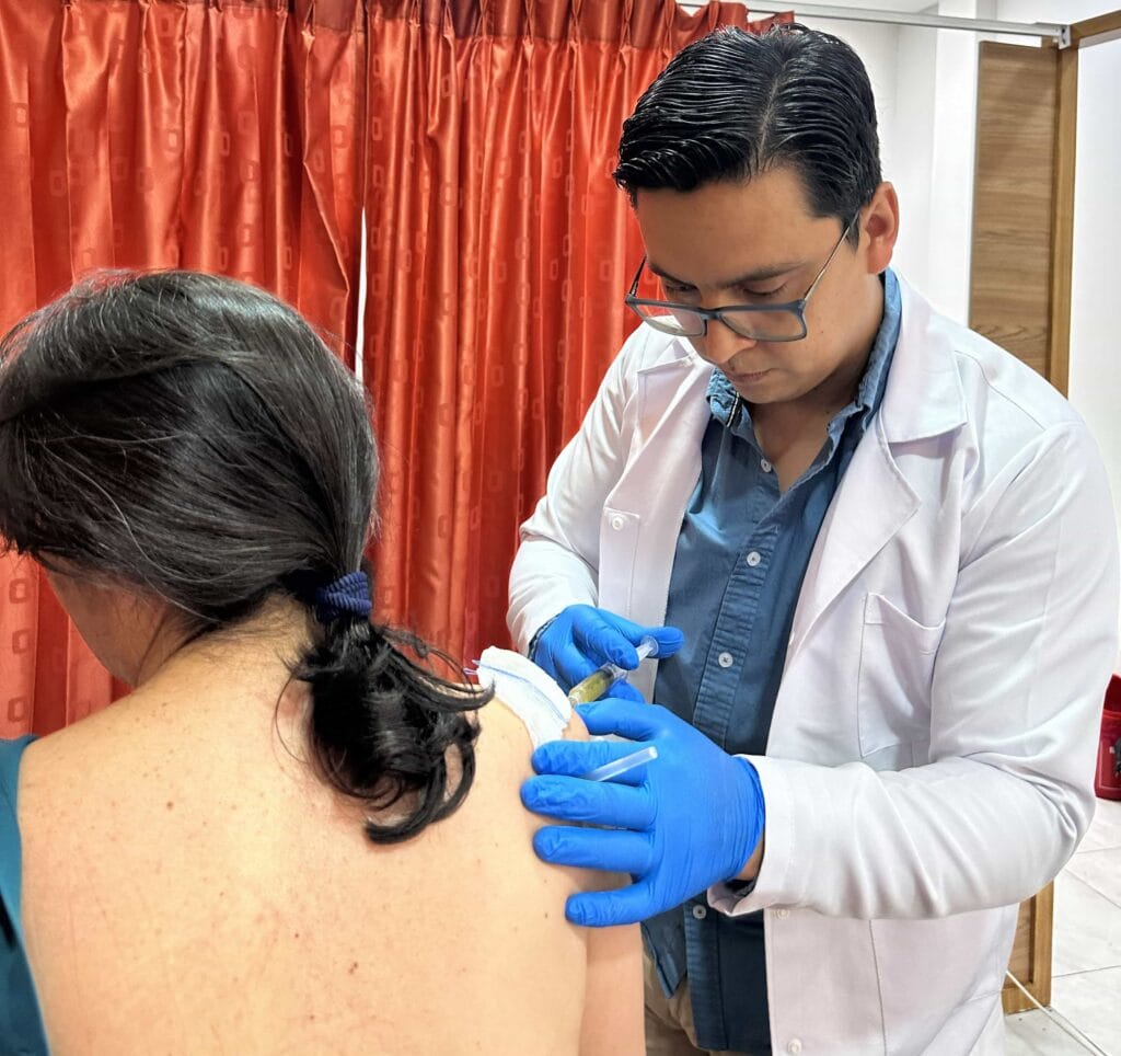 Traumatólogo en CENREFK aplicando tratamiento de Plasma Rico en Plaquetas (PRP) para dolor de hombro